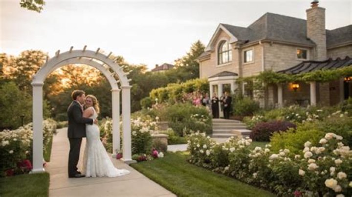 Eric Stonestreet & Lindsay Schweitzer: Engagement, Wedding Plans & More
